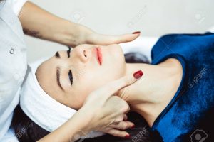 mujer bella y saludable en el spa masaje oriental tradicional y tratamientos de belleza